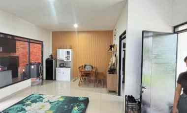 dijual rumah setraduta