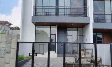 dijual rumah setraduta