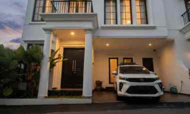 Rumah Klasik Modern dalam Townhouse di Setu Cipayung Jaktim