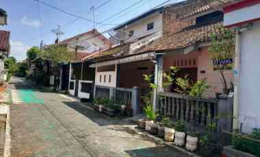 dijual rumah siap huni dua lantai