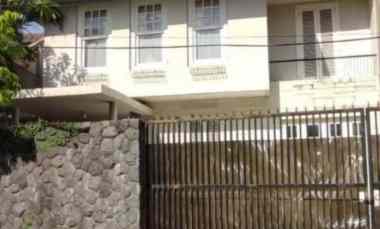 dijual rumah simpang darmo