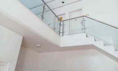dijual rumah strategis parkir luas
