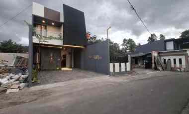 Rumah 2 Lantai, Siap Huni, Full Furnished di Timur Jakal km 12