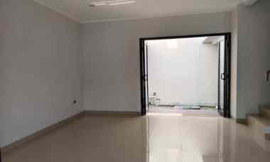 Dijual Rumah Depan Clubhouse di Regia Summarecon Crown Gading Bekasi