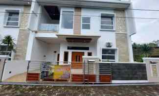 Rumah New 2 lantai Semi Furnish Lokasi di Pinggir Jalan Raya
