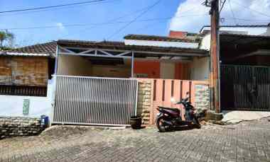 Dijual Rumah Plus Semua Perabot Lokasi di Perumahan Tasikmadu