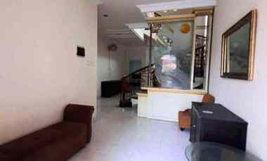 dijual rumah tenggilis