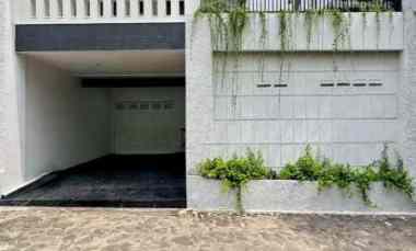 Rumah 3Lt, Hdp Utara, Rooftop, Pool, Semi Furnished, Lebak Bulus