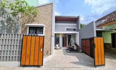 dijual rumah trihanggo