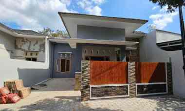 Rumah Cantik Modern dekat Stadion Maguwoharjo Tinggal 2 Unit