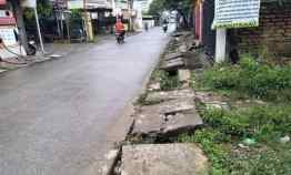 Tanah Darat Pinggir Jalan Dilewati Angkot dekat Tol dan Stasiun KRL