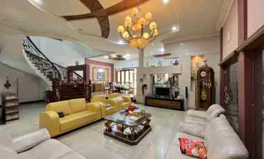 dijual villa di komplek grand polonia