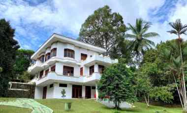 dijual villa jalan raya cikidang