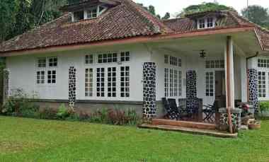 dijual villa jalan raya puncak cisarua