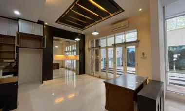 dijual villa komplek river view polonia