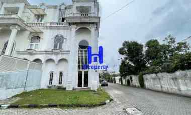 dijual villa komplek taman anggrek