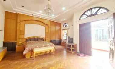 dijual villa komplek taman polonia 4