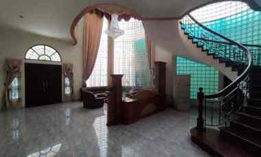 dijual villa komplek taman polonia v