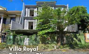 dijual villa rumah villa royal pakuwon city