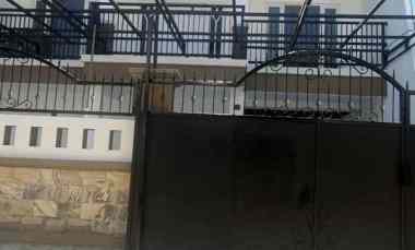 Rumah dengan Carport dan Garasi di Babatan Pantai Barat Surabaya Timur