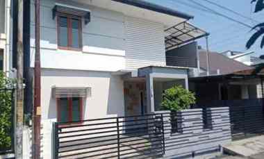 Rumah Gaya Modern Industrial 5 Kamar Tidur 5 Kamar Mandi di Arcamanik