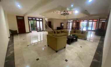 Sewa Rumah Kantor Luas dengan Swimming Pool di Lebak Bulus, Cilandak