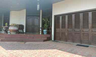 jual rumah ada kolam renang pribadi