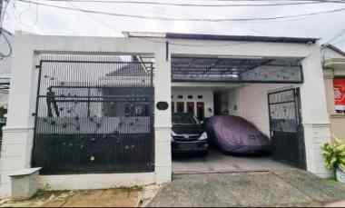 jual rumah akses pruis 2 mobil plus kolam renang