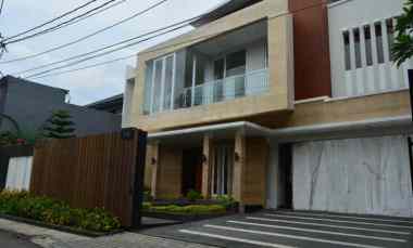 Jual Rumah Baru dengan Swimming Pool di Kemang