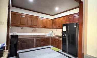 Jual Rumah Komplek Cantik dengan Swimming Pool di Kav