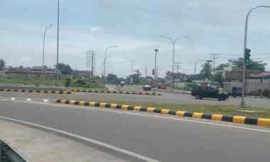 lahan kosong di samping gerbang tol sinaksak