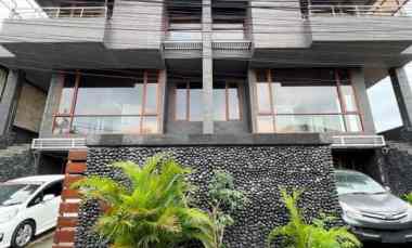 langka rumah 3 lantai pejaten ada taman private lift