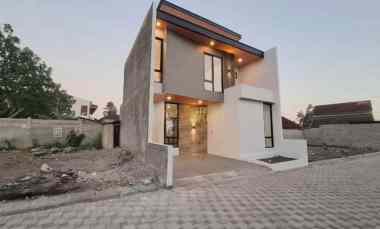 rumah 2 lantai dalam cluster one gate di jogja utara