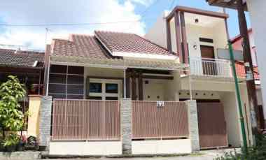 rumah 2 lantai dalam perumahan di kalasan sleman