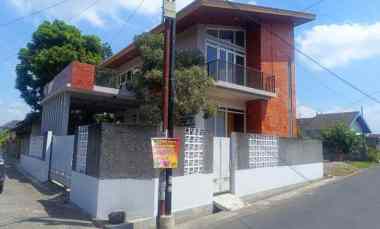 rumah 2 lantai posisi hook di kadirojo kalasan sleman