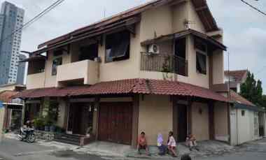rumah 2 lantai siap huni posisi hook tengah kota solo