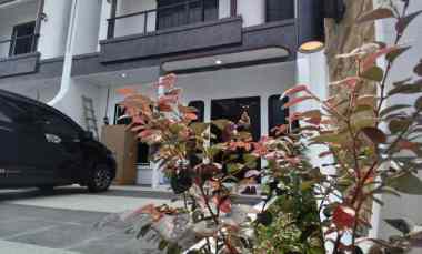 rumah 3 lantai di ciganjur jaksel ada private pool