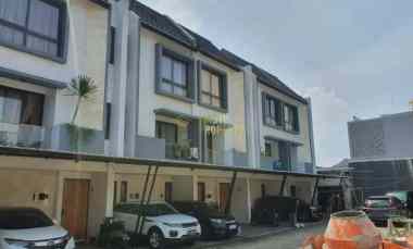 rumah 3 lantai di dalam cluster pintu tol brigif