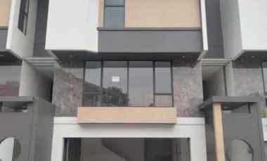 rumah 3 lantai gaya modern minimalis di setra duta