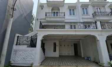 rumah 3lt hdp selatan pool balkon rooftop di jagakarsa