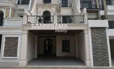 rumah american classic siap huni di jagakarsa jaksel