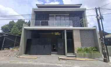 rumah baru 2 lantai 8 menit bandara adi sucipto