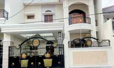 rumah baru 2 lantai manyar tengah kota