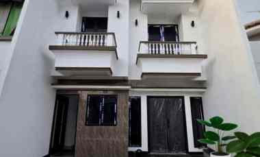 rumah baru dalam komplek dengan akses jalan lebar