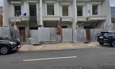 rumah baru desain classic akses lebar di cempaka putih