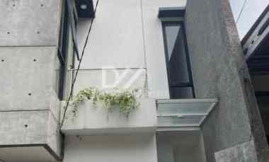 rumah bergaya industrial di graha raya bintaro