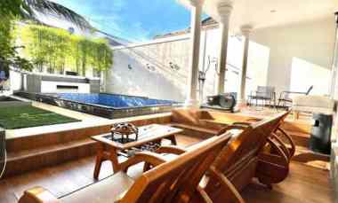rumah dengan kolam renang di antapani bandung
