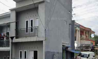 gambar rumah di jalan ramai kota depok