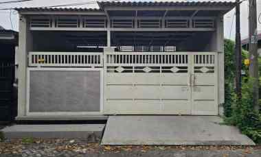 rumah di kebraon utara tampak seperti baru