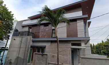 rumah hook di jalan utama manyar